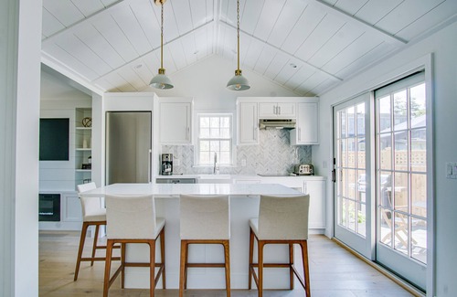 Nantucket Town Cottage | Brand new upscale cottage-great location