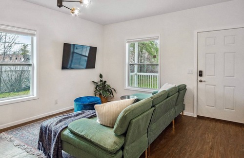 Ann Arbor House | Brand New Vibrant Retreat! 10 min from Michigan Staduim