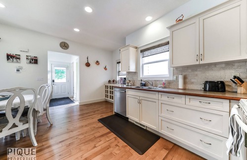 Southwest Edmonton House | BrandNew - Maison Vivi - AC - Garage - Wifi - Sleeps 6!