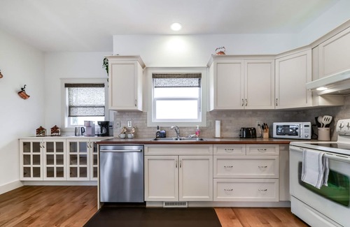 Southwest Edmonton House | BrandNew - Maison Vivi - AC - Garage - Wifi - Sleeps 6!