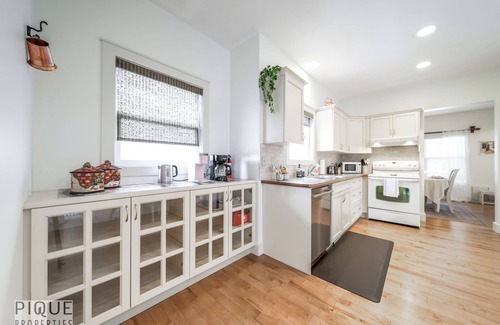 Southwest Edmonton House | BrandNew - Maison Vivi - AC - Garage - Wifi - Sleeps 6!