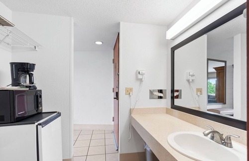 Indian Point Condo | Branson Lakeview King Suite | Steps to Swim-Up Bar & Tiki Vibes