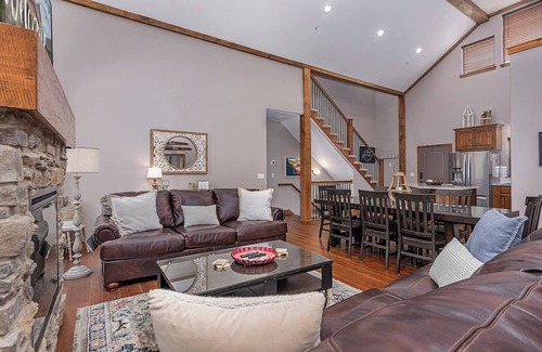 Hollister House | Branson Retreat Lodge – Hot Tub, Pools & Game Room