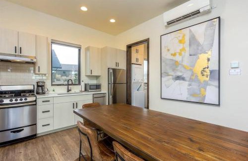Powell Butte House | Brasada Ranch Guest House walk to the ranch