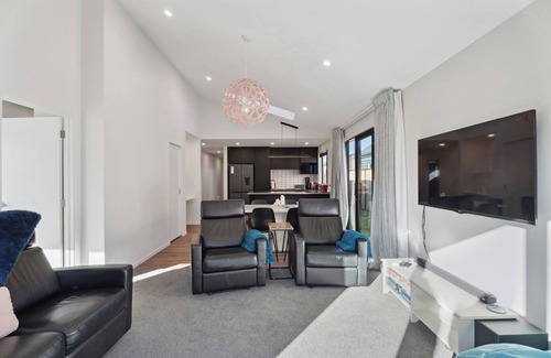 Lowburn House | Break on Bragato - Cromwell Holiday Home