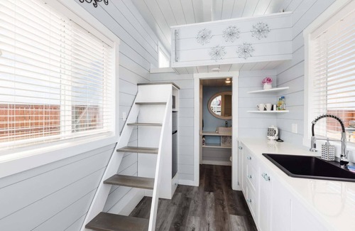 Apple Valley Apartment | Breakfast at Tiffany's