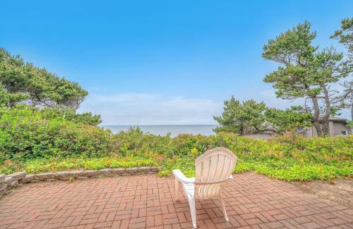Lincoln Beach House | Breaking Waves Retreat