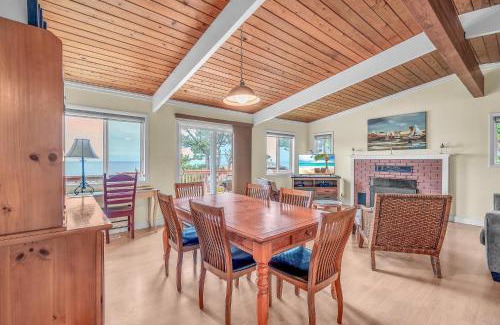 Lincoln Beach House | Breaking Waves Retreat