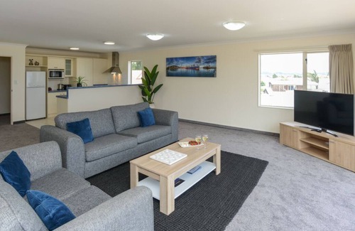 Bluff Hill House | BREAKWATER APARTMENT FIVE - NAPIER HOLIDAY HOME in Ahuriri