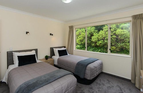 Bluff Hill House | Breakwater Apartment Five - Napier Holiday Home