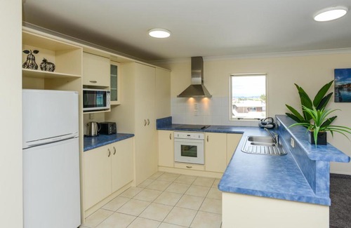 Bluff Hill House | Breakwater Apartment Five - Napier Holiday Home