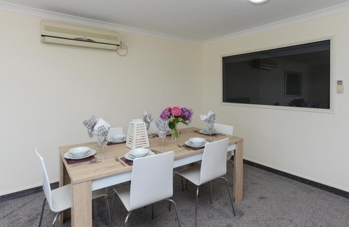 Bluff Hill House | Breakwater Apartment Five - Napier Holiday Home