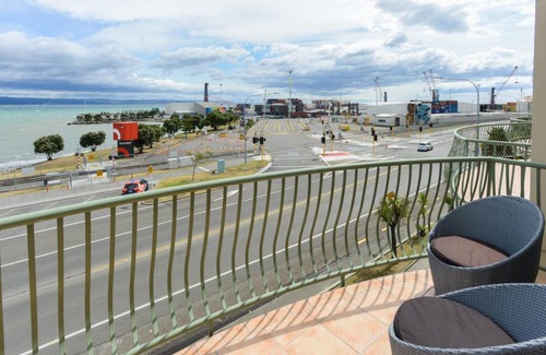 Bluff Hill House | Breakwater Apartment Five - Napier Holiday Home