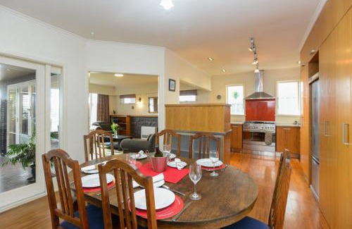 Bluff Hill House | Breakwater Cottage - Napier Holiday Home