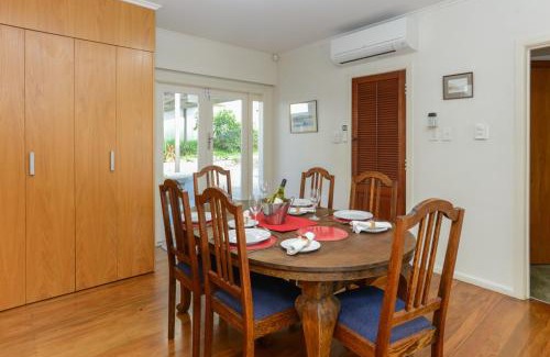 Bluff Hill House | Breakwater Cottage - Napier Holiday Home