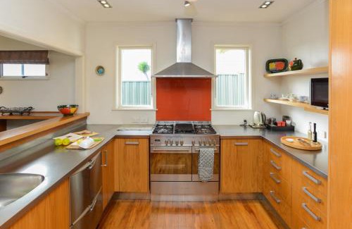 Bluff Hill House | Breakwater Cottage - Napier Holiday Home