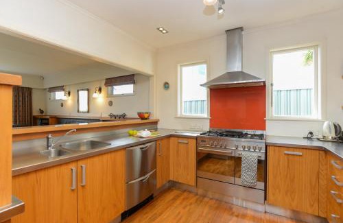 Bluff Hill House | Breakwater Cottage - Napier Holiday Home