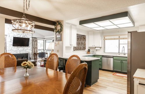 Plumas Eureka Estates House | Breath in Fresh Mt Spring Air from a Private Deck w/a River & Golf Course View
