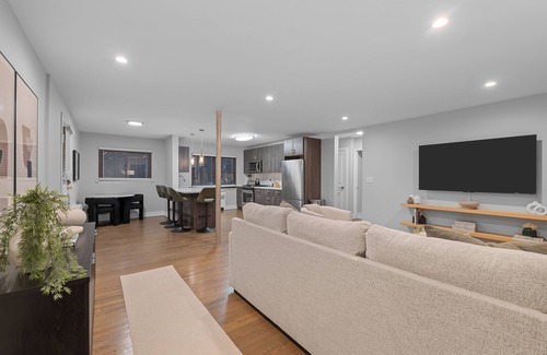 Evanston Apartment | Breathtaking 2BR Near Lake Michigan in Evanston