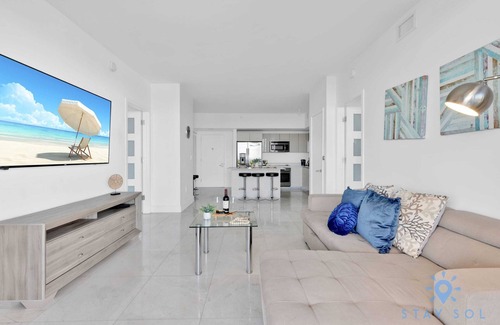 Hallandale Beach Apartment | Breathtaking 31st Fl, Amazing Pool, Penthouse View