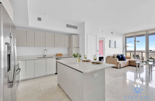 Hallandale Beach Apartment | Breathtaking 31st Fl, Amazing Pool, Penthouse View