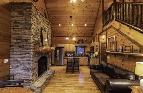 Hidden Lake Cabin | Breathtaking Blue Ridge Mountain Views and Sunset, Sleeps 8!