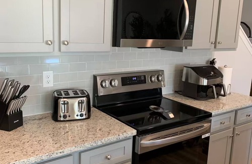 Union City House | Breathtaking, Brand New, 4 Bedroom, 2.5 Bath Townhome 13 Mins from ATL Airport!