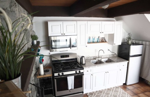 Goleta House | Breathtaking Couple's Getaway in SB Near the Beach & UCSB