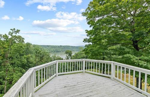 Byrdstown House | Breathtaking Lake Views 6 mi from Sunset Marina!