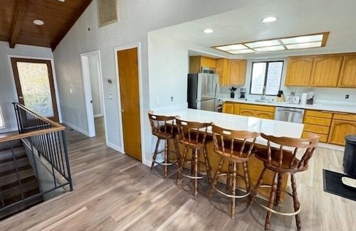 Lakehead House | Breathtaking Lakefront Havin, Remodeled, Hot Tub - Shasta Lakeshore Retreat #10