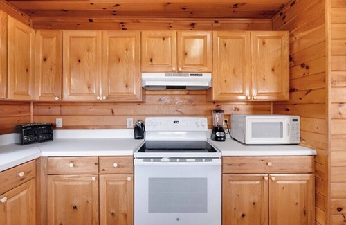 Byrdstown Cabin | Breathtaking Lakeside 2-Bedroom Cabin on Beautiful Dale Hollow Lake #9!