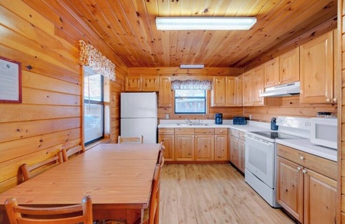 Byrdstown Cabin | Breathtaking Lakeside 2-Bedroom Cabin on Beautiful Dale Hollow Lake #9!