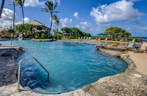 Hanamaulu Condo | Breathtaking Oceanfront Resort, 4 pools, 2 Jacuzzis and Restaurants on Site