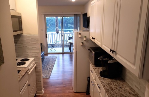 North Shore Condo | Breathtaking Sunset Views Over Smith Mountain Lake offers no stairs to condon