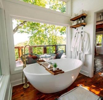 Rising Fawn House | Breathtaking Tree House with Jacuzzi and Lofted Interior in Georgia