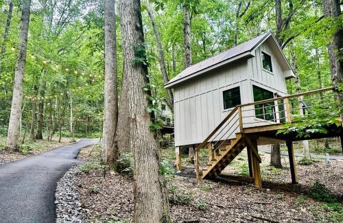 Groveoak House | Breathtaking Treehouse with Barbecue and Hot-tub in Scottsboro, Alabama