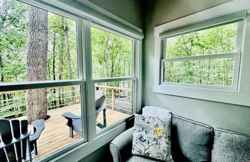 Groveoak House | Breathtaking Treehouse with Barbecue and Hot-tub in Scottsboro, Alabama
