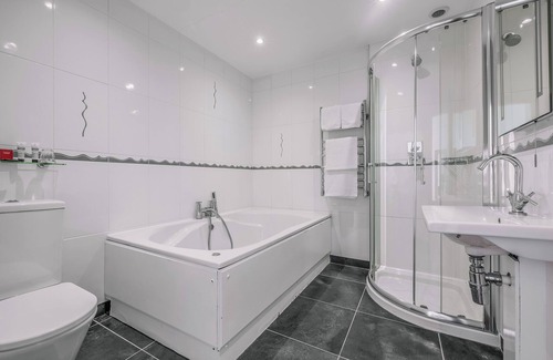 Westcliff-on-Sea Hotel | Breathtaking Views in Secluded Seaside Retreat l Breakfast Included