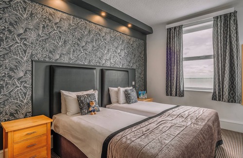 Westcliff-on-Sea Hotel | Breathtaking Views in Secluded Seaside Retreat l Breakfast Included