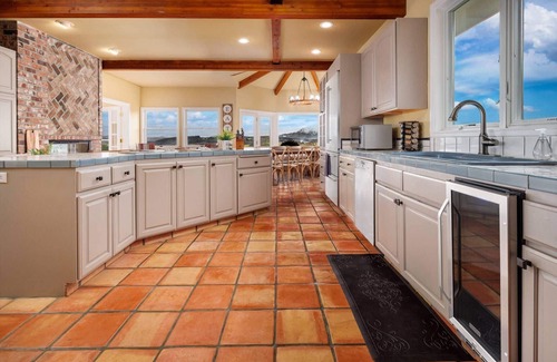 Newberg House | Breathtaking Valley Views, Pet Friendly, Huge Deck, Fire-Pit, Air Hockey, Ping Pong, Near Vineyards