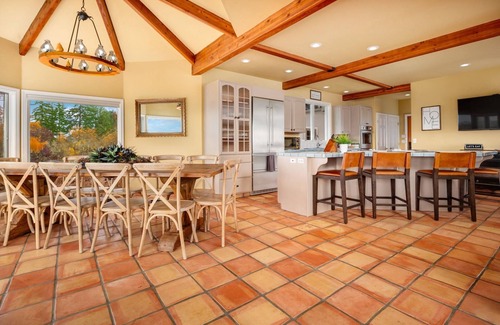 Newberg House | Breathtaking Valley Views, Pet Friendly, Huge Deck, Fire-Pit, Air Hockey, Ping Pong, Near Vineyards