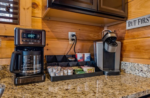 Gatlinburg - Pigeon Forge Cabin | Breathtaking View, WIFI,HotTub,Smart TV,Theater, Game Room, Pool,Close to D’wood