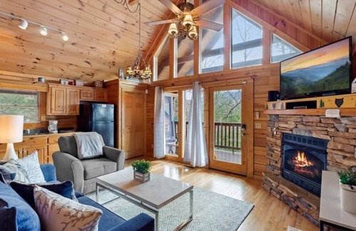 Black Bear Falls Cabin | Breathtaking views of the Smokies, 3 mins to Gatlinburg!