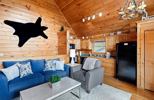 Black Bear Falls Cabin | Breathtaking views of the Smokies, 3 mins to Gatlinburg!
