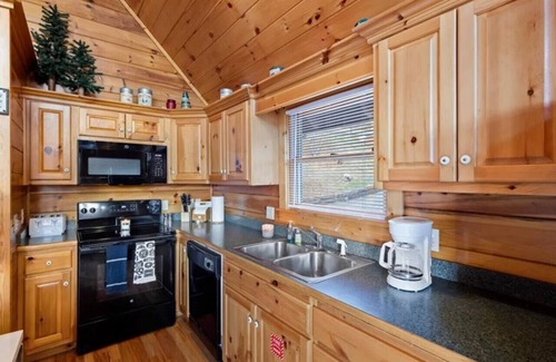 Black Bear Falls Cabin | Breathtaking views of the Smokies, 3 mins to Gatlinburg!