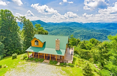 Old Fort Cabin | Breathtaking Views of 7 Mountain Ranges - Close to Asheville