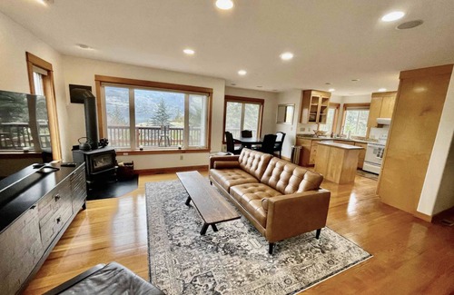 Mosier House | Breathtaking Views of the Columbia River and Syncline Hills