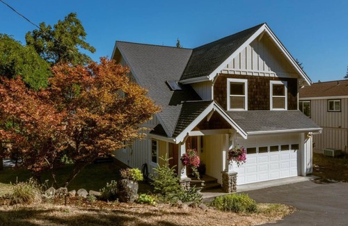 Mosier House | Breathtaking Views of the Columbia River and Syncline Hills