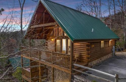 Black Bear Falls House | Breathtaking views of the Smokies, 3 mins to Gatlinburg
