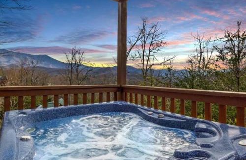 Black Bear Falls House | Breathtaking views of the Smokies, 3 mins to Gatlinburg